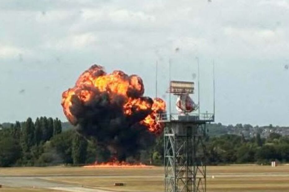Avião despenha-se em aeroporto inglês, gerando explosão e incerteza sobre as causas