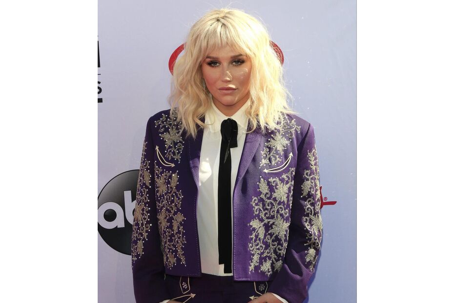 Kesha e outras celebridades experimentam tratamento facial com esperma de salmão.
