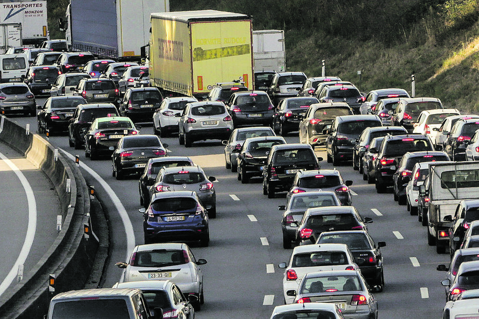 Trânsito intenso em Portugal com carros antigos e média etária alta
