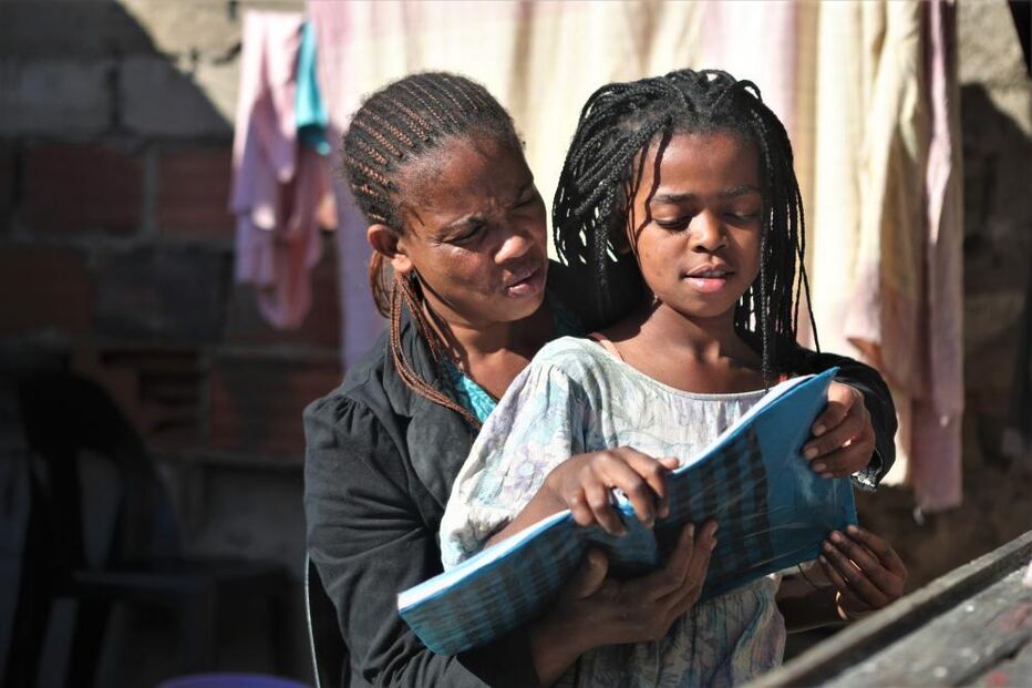 Em Maputo, mãe e filha leem juntas, desafiando as dificuldades para construir um futuro melhor