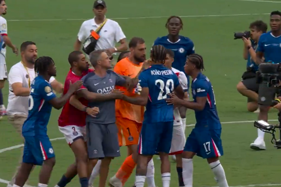 Tensão entre jogadores de futebol do PSG e Chelsea num jogo