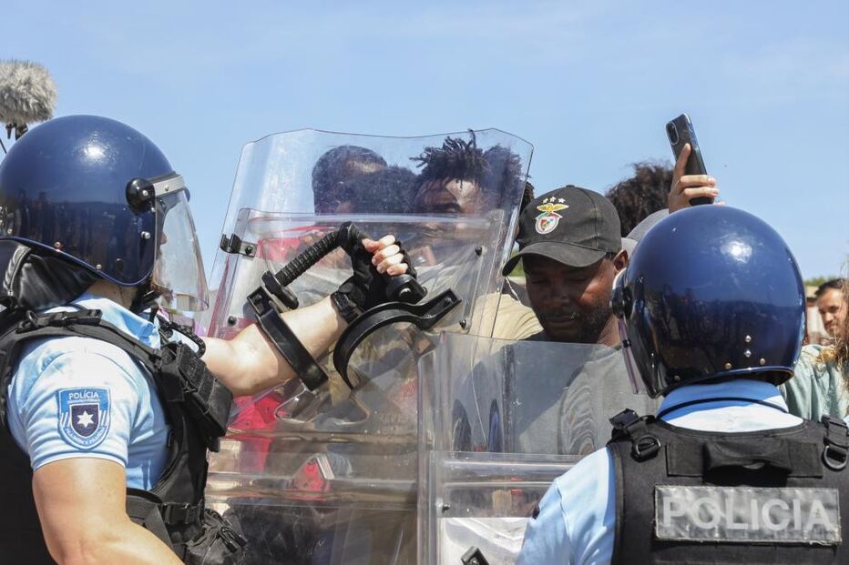 Tensão em Loures: moradores tentam impedir demolição de casas no bairro do Talude Militar