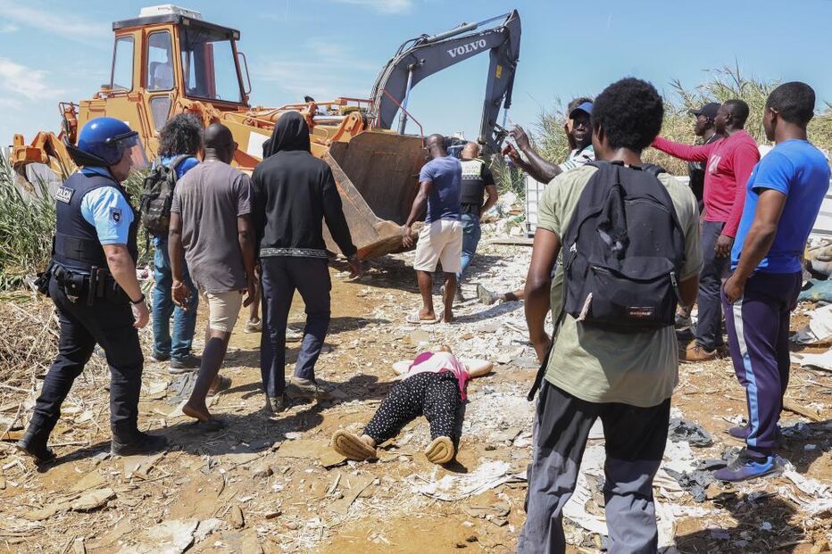 Tensão em Loures: moradores impedem demolições. Polícia afasta à força
