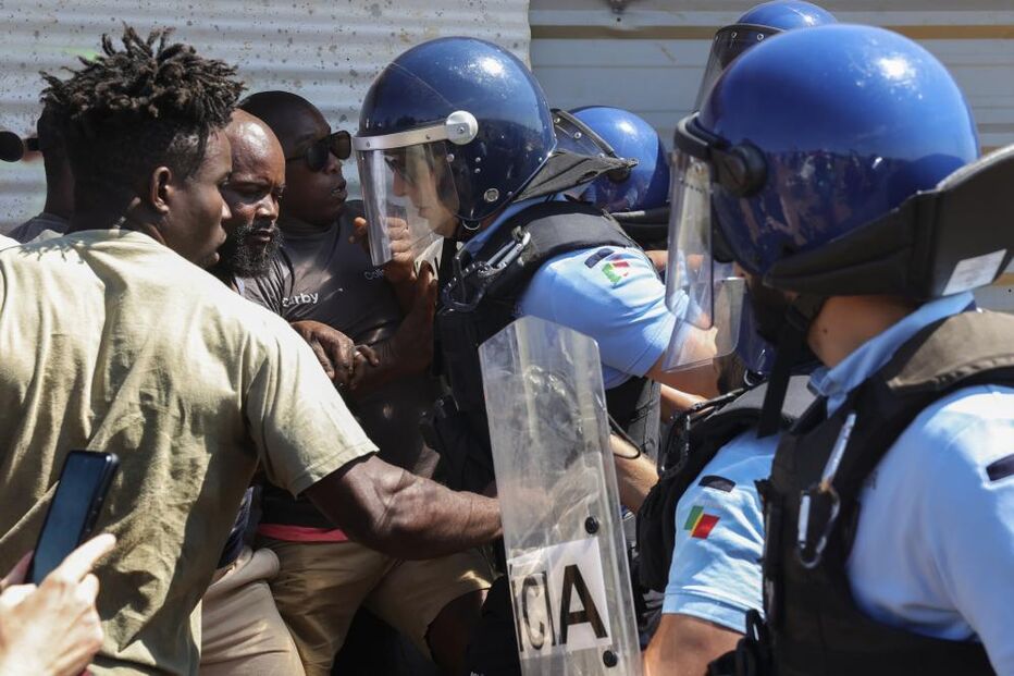 Tensão em Loures: moradores tentam impedir demolições de casas no bairro Talude Militar