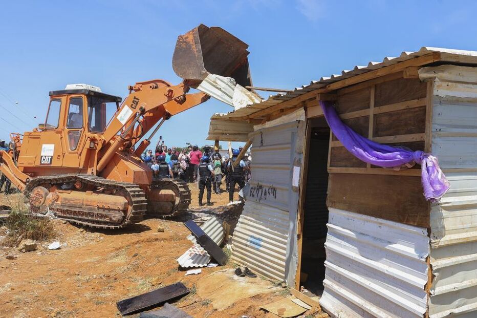 Loures tenta demolir casas no Talude Militar sob protestos e tensão com a polícia