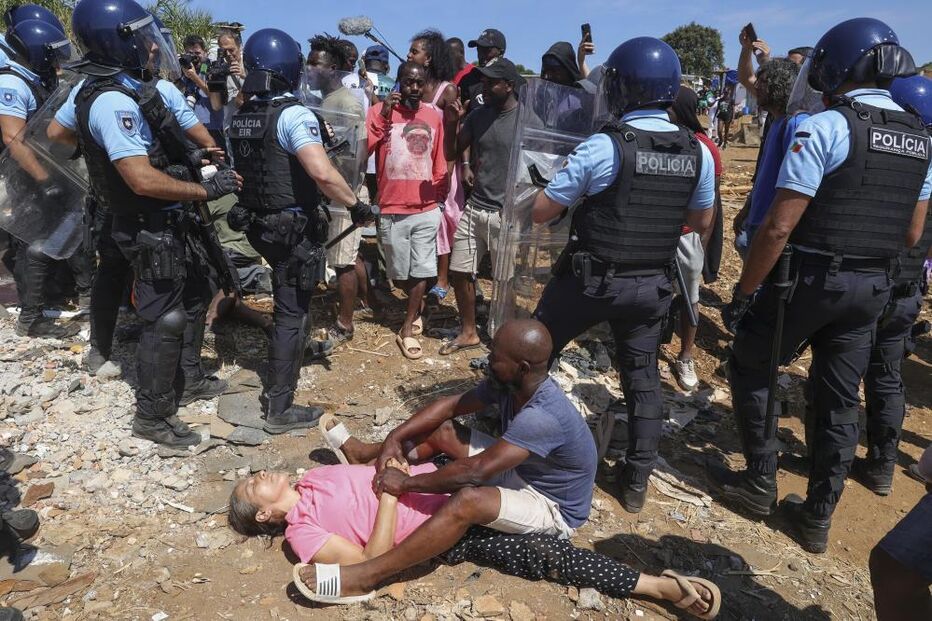 Tensão em Loures com demolições no Talude Militar e protestos dos moradores contra a polícia