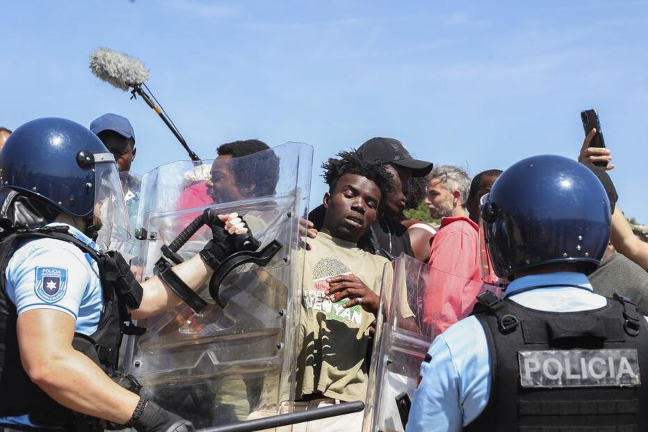 Tensão em Loures: moradores tentam impedir demolições de casas no Bairro do Talude Militar