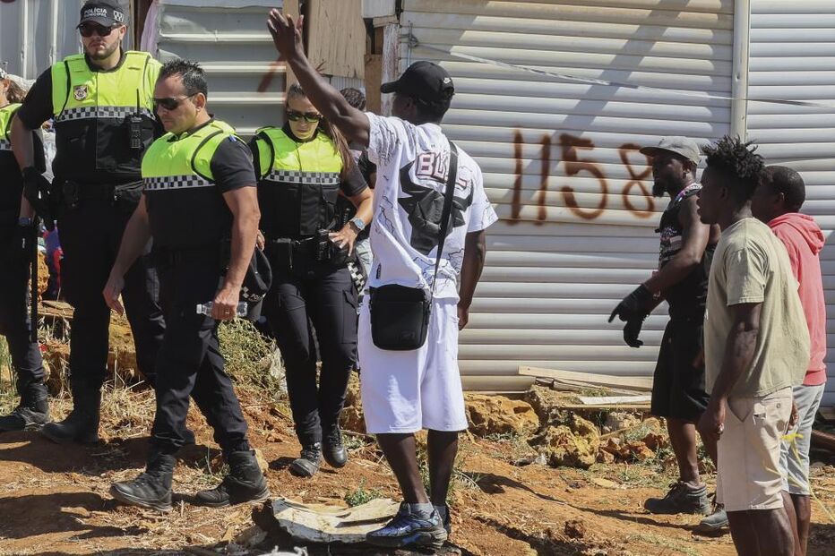 Tensão em Loures: moradores tentam impedir demolição de casas no Talude Militar