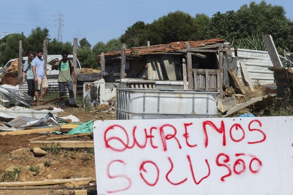Moradores do Talude Militar exigem solução contra demolições, gerando tensão com a polícia em Loures