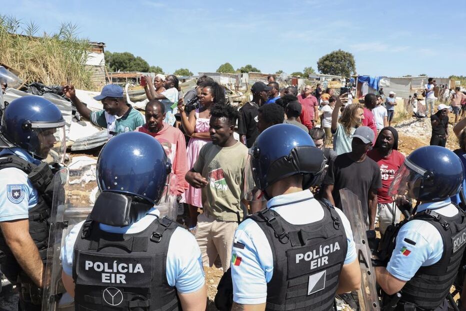 Tensão em Loures: moradores tentam impedir demolições de casas no bairro do Talude Militar