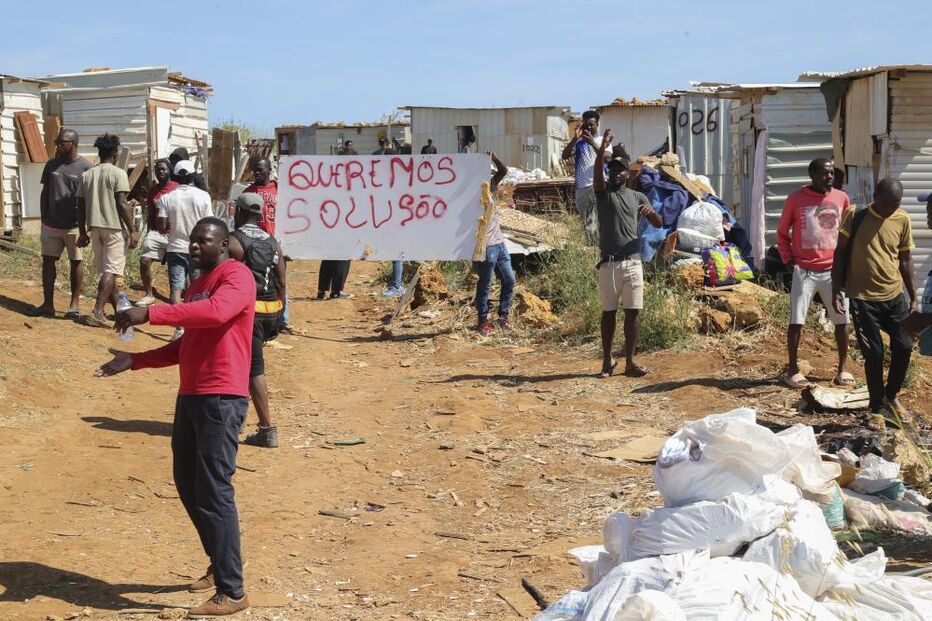 Moradores protestam contra demolições no Bairro do Talude Militar, em Loures
