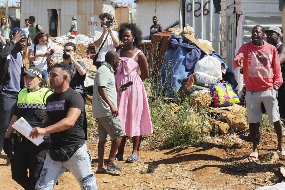 Loures: Moradores tentam impedir demolições de casas no bairro do Talude Militar