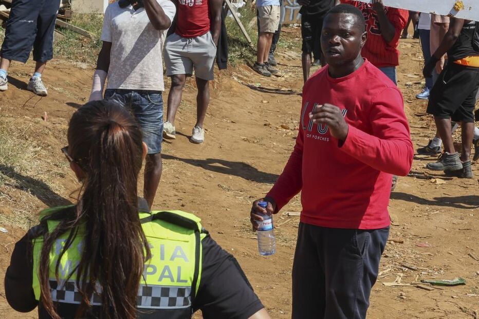 Tensão em Loures: moradores resistem a demolições de casas no bairro do Talude Militar