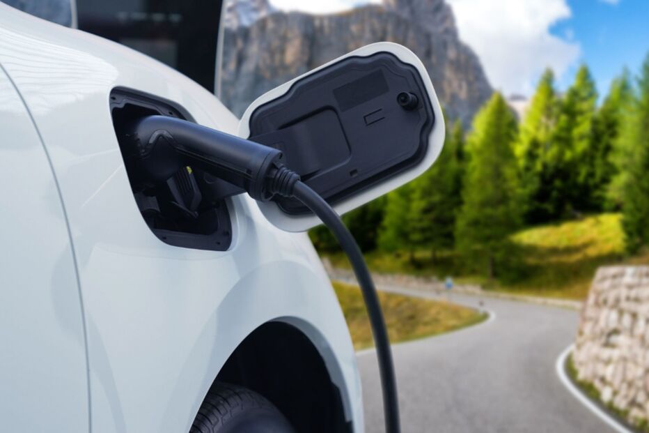 Carro elétrico a carregar durante escapadinha de verão com descontos em Portugal e Espanha