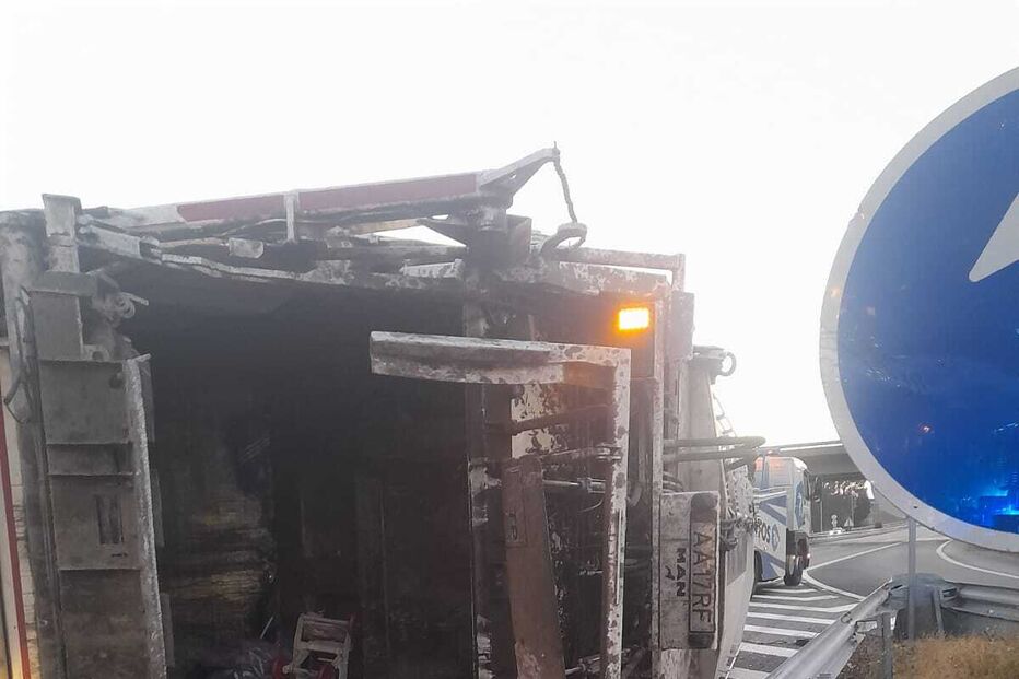 Camião de transporte de resíduos tomba em Aveiro