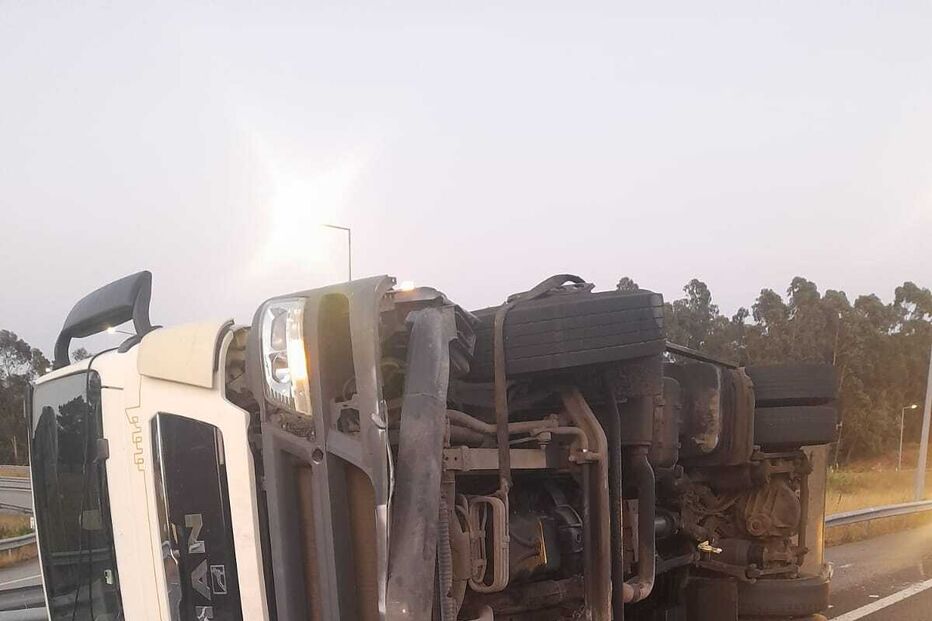 Camião de transporte de resíduos tomba em Aveiro