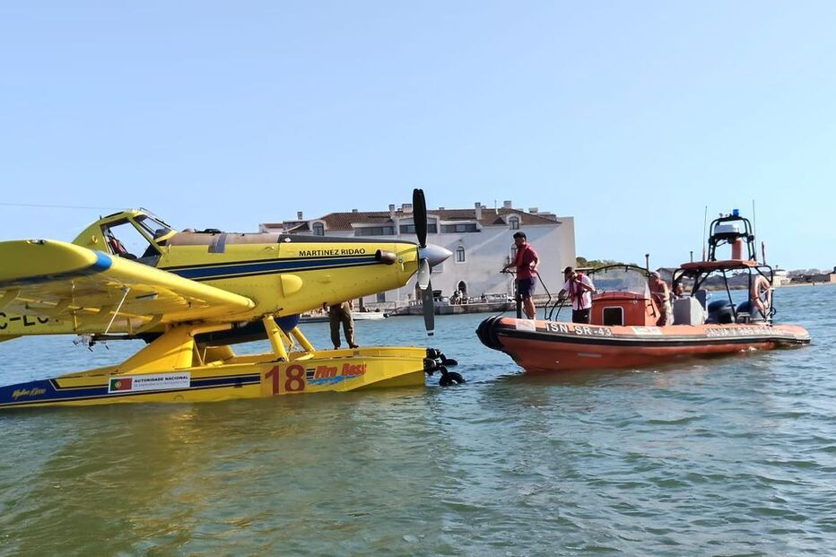 Avião de combate aos fogos faz amaragem de emergência no rio Arade  