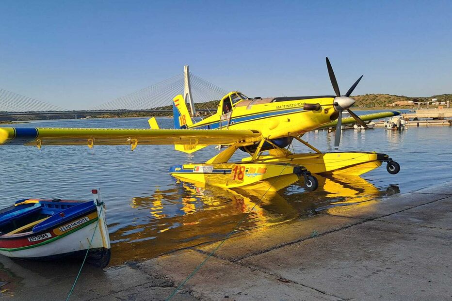 Avião de combate aos fogos faz amaragem de emergência no rio Arade  