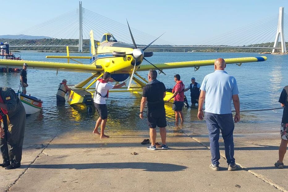 Avião de combate aos fogos faz amaragem de emergência no rio Arade  