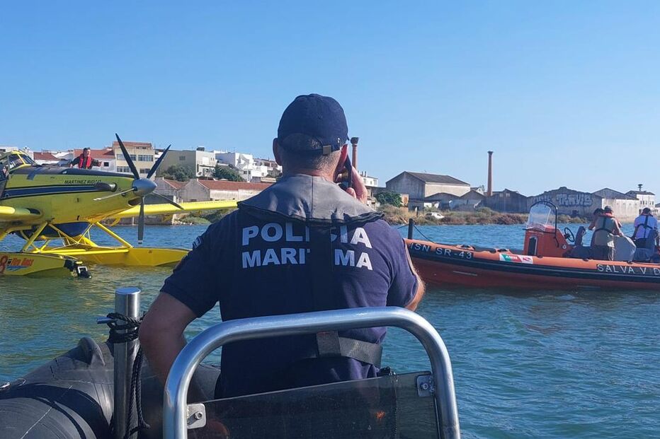Avião de combate aos fogos faz amaragem de emergência no rio Arade  