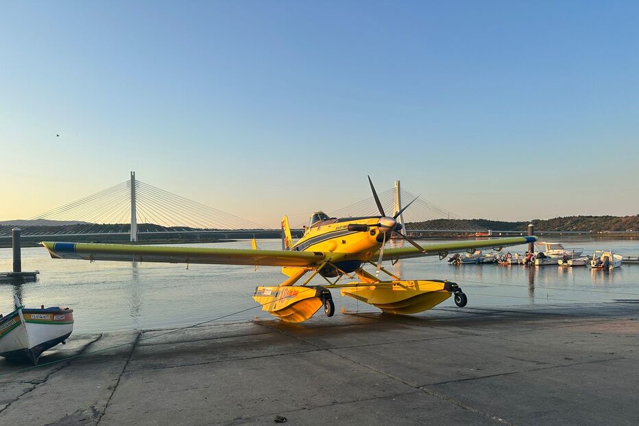 Avião de combate aos fogos faz amaragem de emergência no rio Arade  