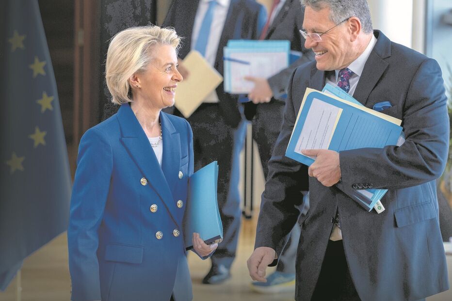 Ursula von der Leyen e um colega discutem tarifas entre a UE e os EUA