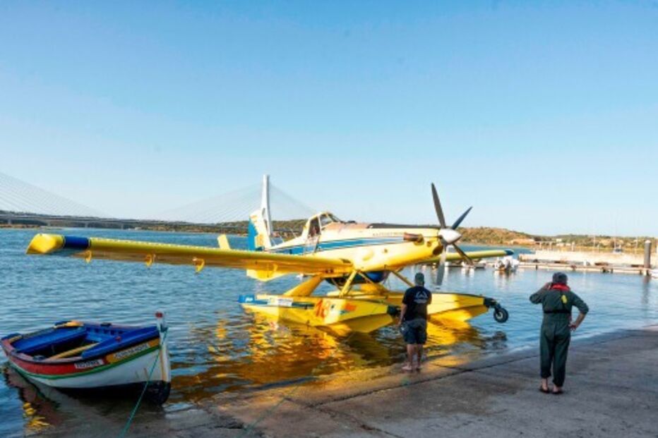 Aeronave amarou no rio Arade.jpg