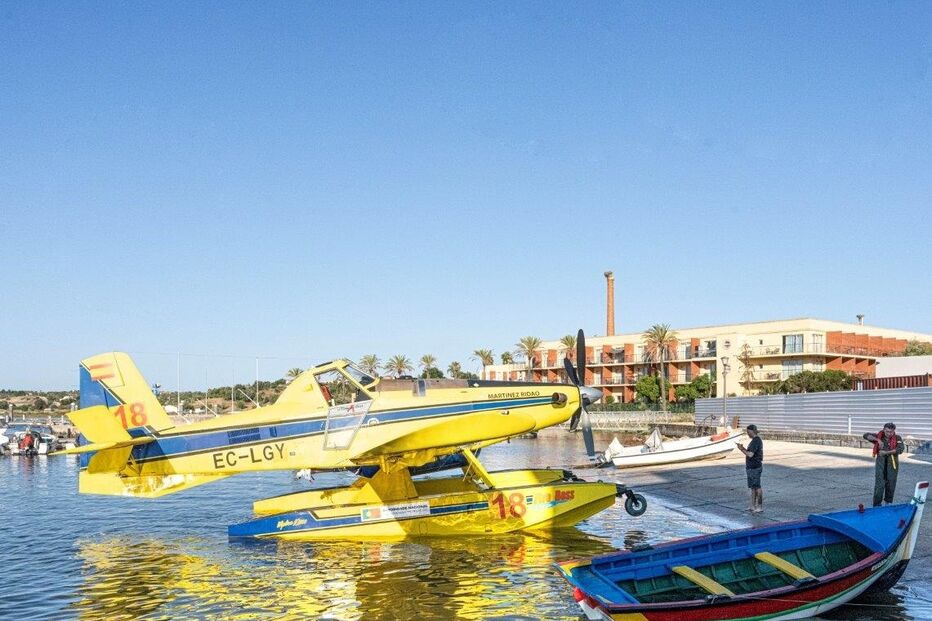 Aeronave amarou no rio Arade.jpg