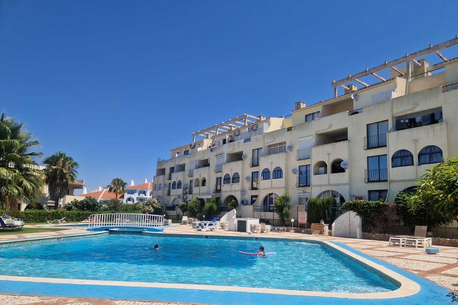 Turistas morrem em piscina de Albufeira. GNR e Polícia Judiciária investigam as mortes