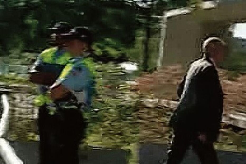 O momento em que José Sócrates ficou de mão estendida perante um agente da PSP 