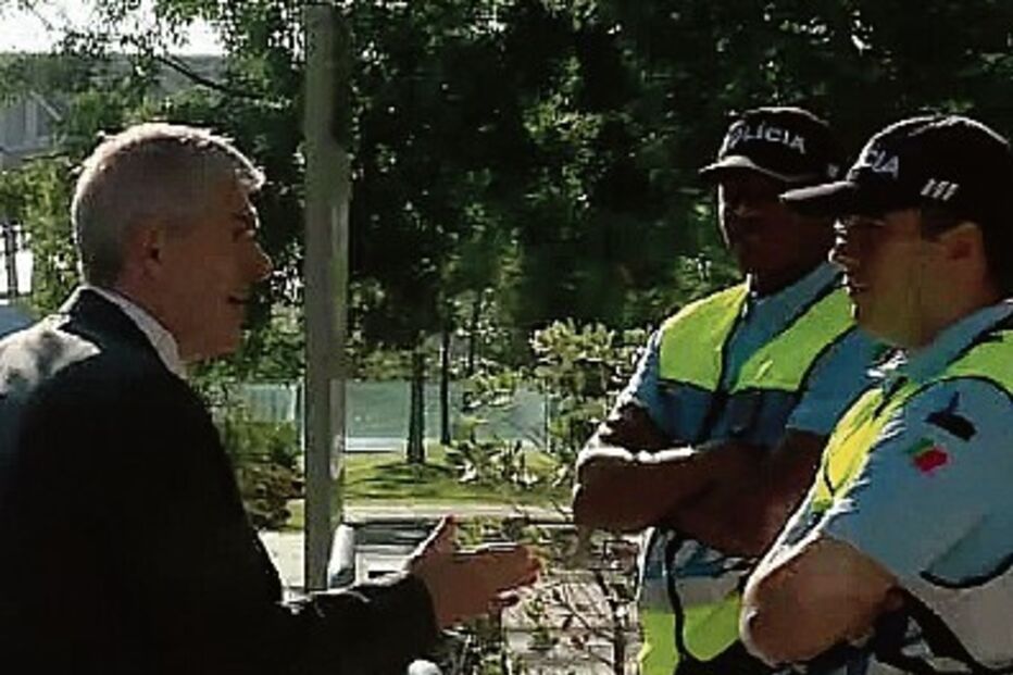 O momento em que José Sócrates ficou de mão estendida perante um agente da PSP 
