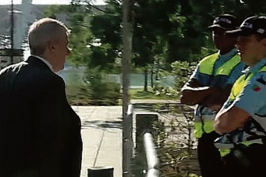 O momento em que José Sócrates ficou de mão estendida perante um agente da PSP 