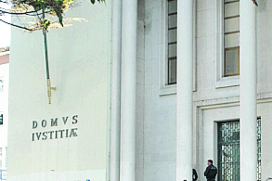 Mulher foi condenada por ter sido apanhada a conduzir um carro que estava apreendido  