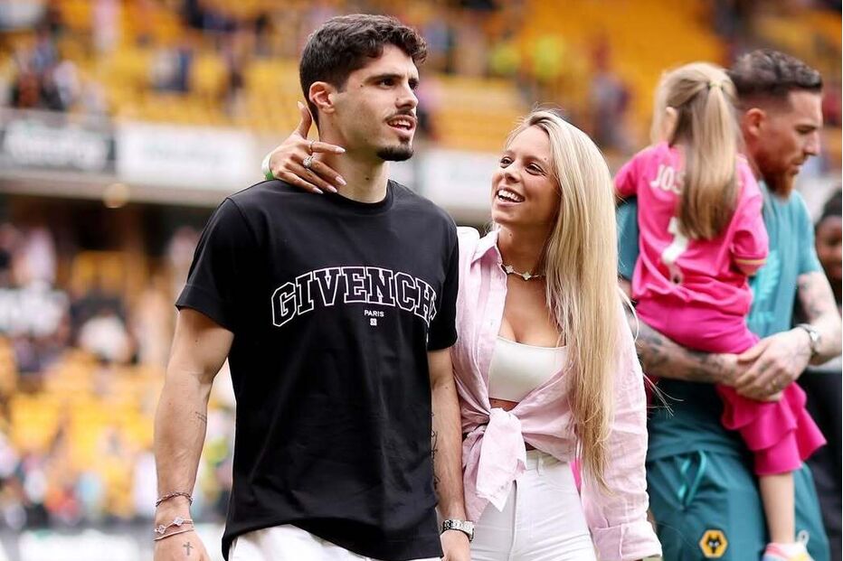 Pedro Neto e a sua companheira assistem a um jogo no estádio Molineux, em Wolverhampton