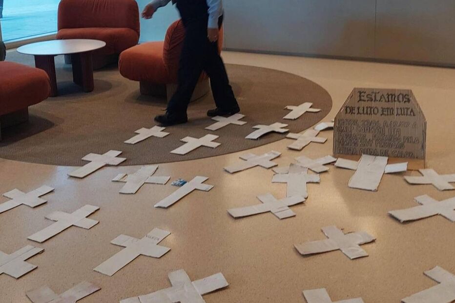 Climáximo coloca 284 cruzes na sede da Galp 