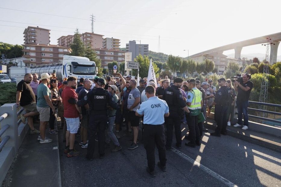 Viticultores deixam carrinhas e tratores e a pé bloqueiam ponte da Régua
