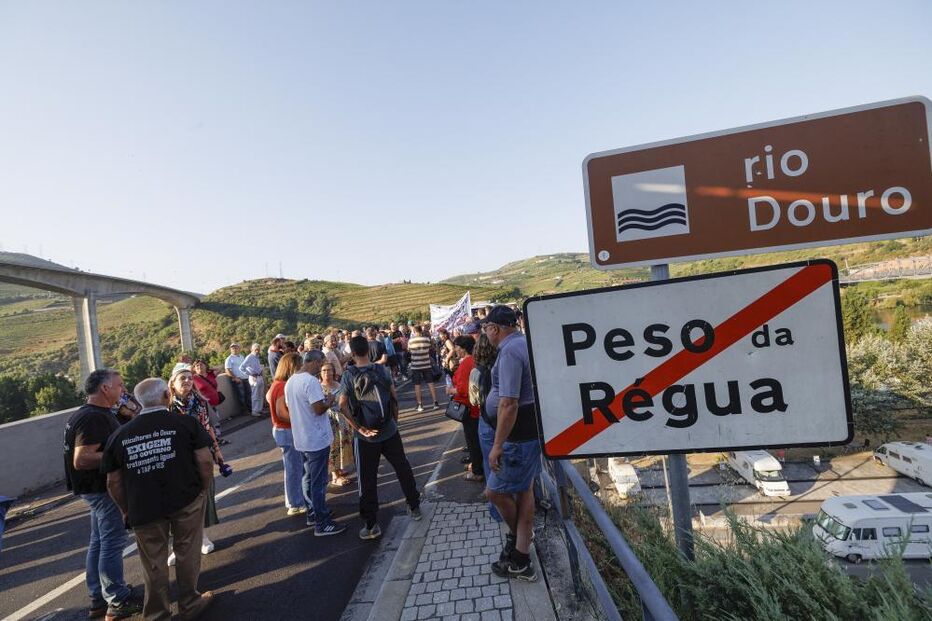 Viticultores deixam carrinhas e tratores e a pé bloqueiam ponte da Régua
