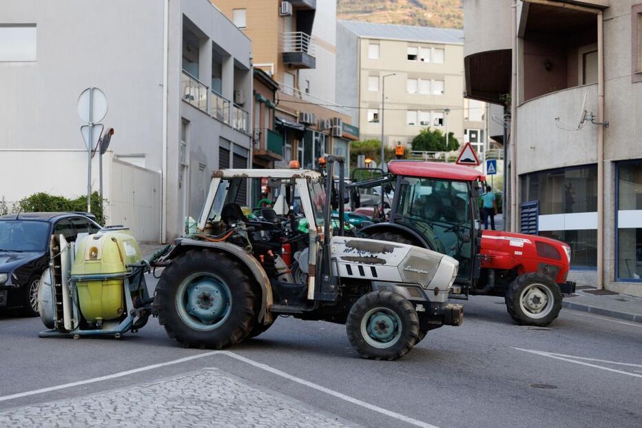 Viticultores deixam carrinhas e tratores e a pé bloqueiam ponte da Régua
