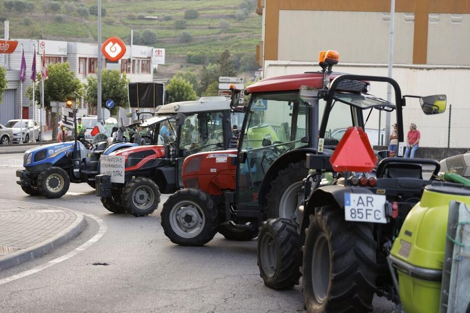 Viticultores deixam carrinhas e tratores e a pé bloqueiam ponte da Régua