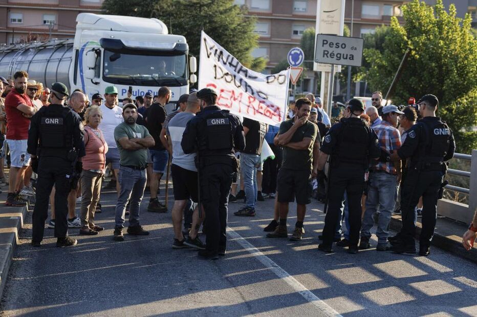 Viticultores deixam carrinhas e tratores e a pé bloqueiam ponte da Régua