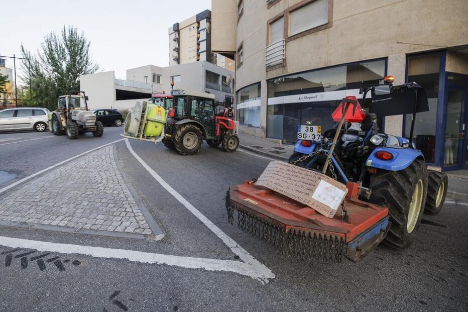 Viticultores deixam carrinhas e tratores e a pé bloqueiam ponte da Régua