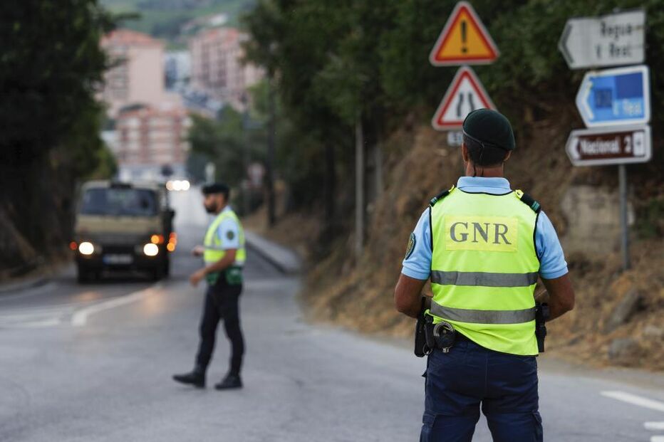Viticultores deixam carrinhas e tratores e a pé bloqueiam ponte da Régua