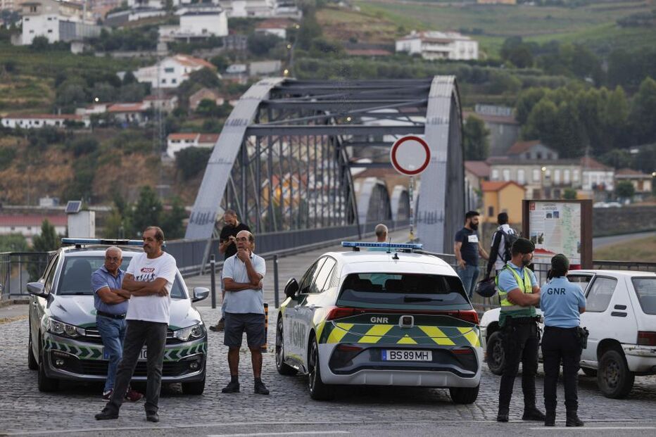 Viticultores deixam carrinhas e tratores e a pé bloqueiam ponte da Régua