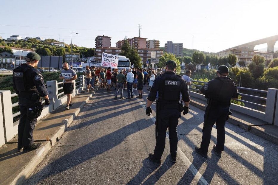 Viticultores deixam carrinhas e tratores e a pé bloqueiam ponte da Régua
