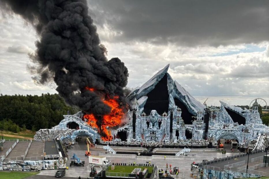 Palco principal do Tomorrowland em chamas