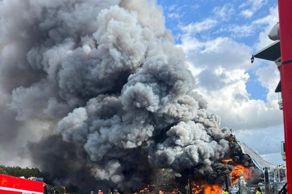 Palco principal do Tomorrowland em chamas