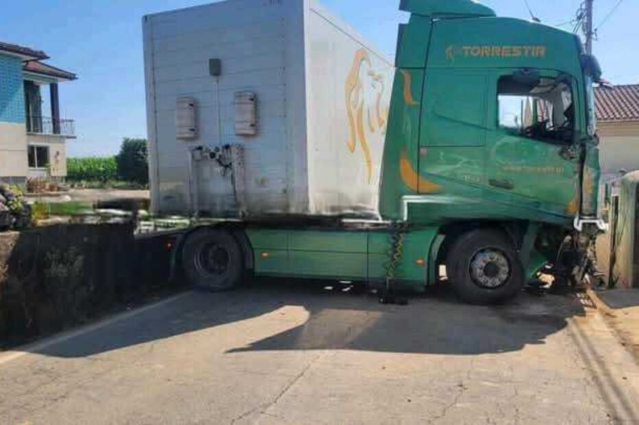 Despiste de camião em Oliveira de Azeméis