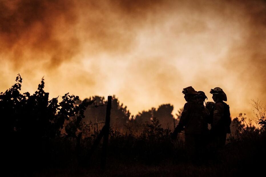 Bombeiros no combate às chamas em Sabrosa