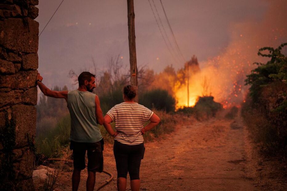 Moradores protegem propriedades das chamas