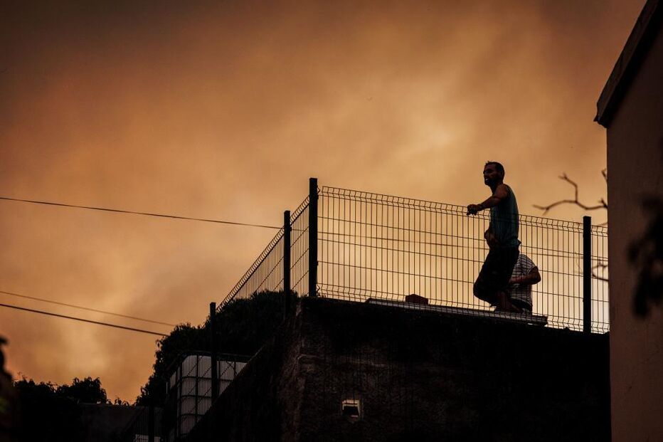 Moradora rodeada pelo fumo 